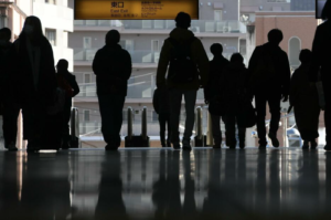 氷河期世代のリアル：手取り18万円の46歳男性が語る転職と負い目