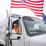 支持者を「ごみ」呼ばわりされたのでごみ収集車に乗って選挙活動するトランプ氏