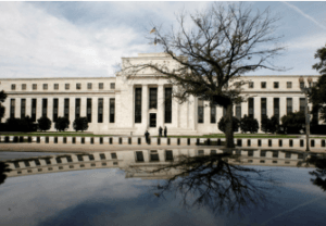 インフレ懸念後退がもたらす影響：FRBが警告する金融市場の兆候