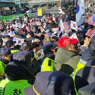 韓国大統領官邸前の混乱：支持者たちの主張と警察との衝突