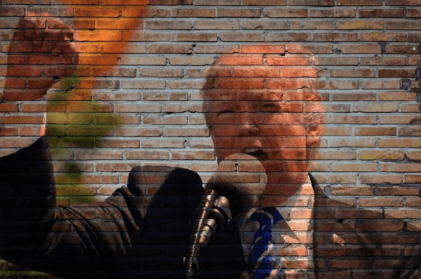 ビットコインが10万ドルを下回る理由：トランプ政権の貿易戦争