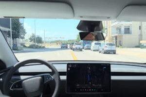 テスラのロボタクシー、初日から交通違反ｗｗｗどうなっとるんやｗ