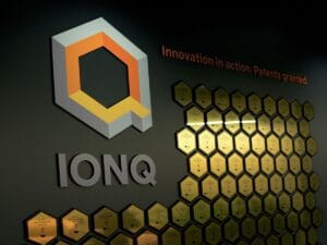 【朗報】IonQの取締役に元宇宙軍司令官！これからが楽しみやな！